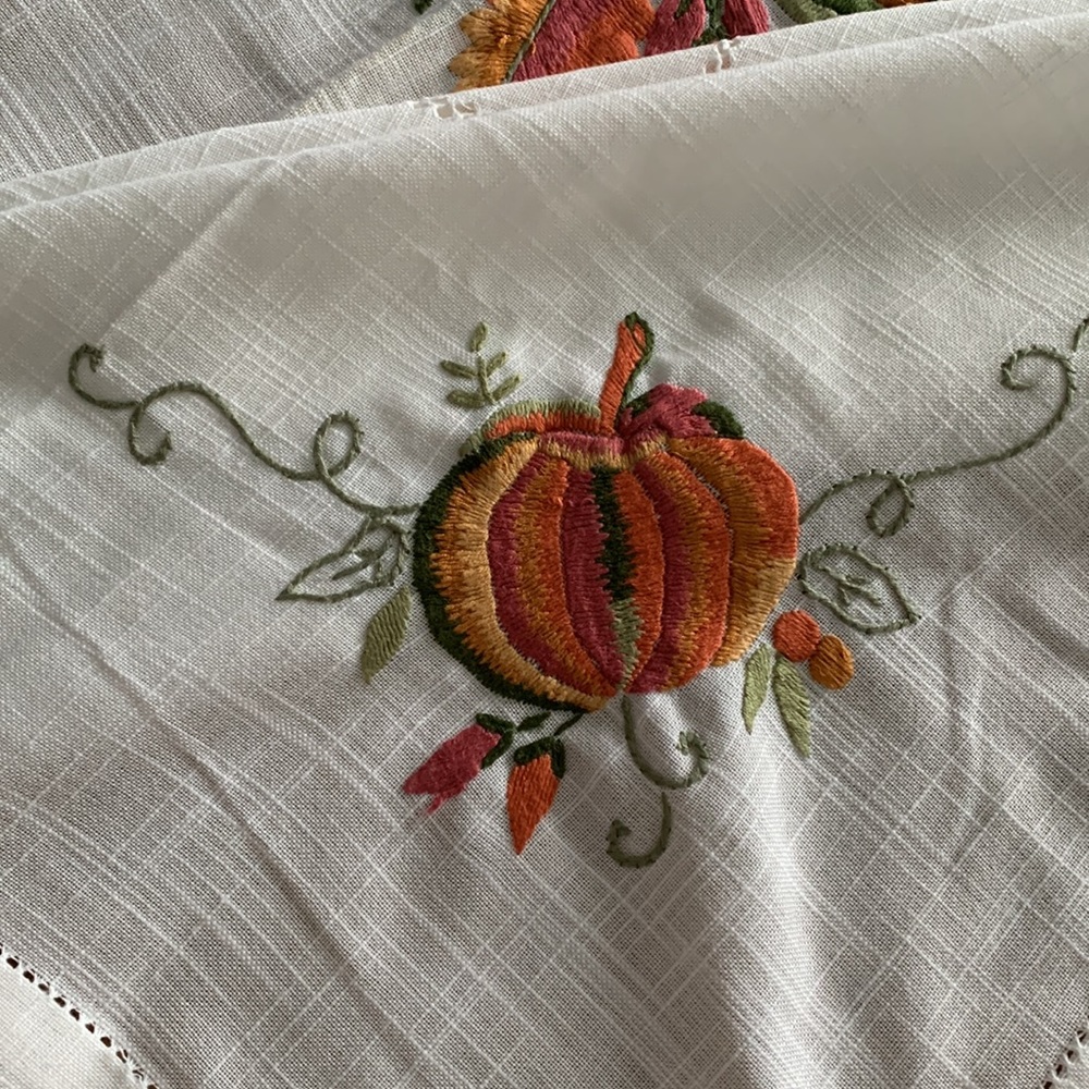 ✨ Beautiful Embroidered Table Linen - Picture 13 of 15